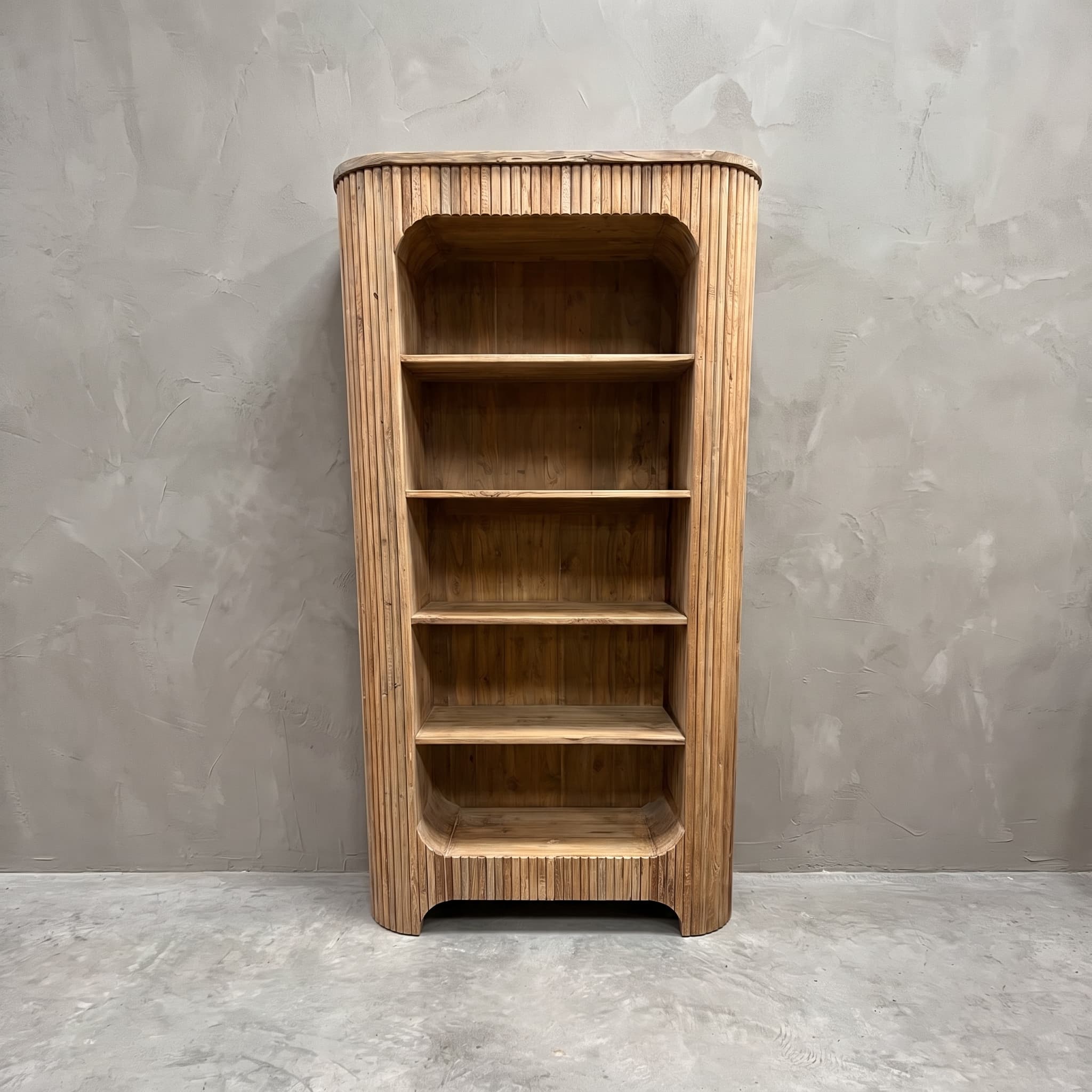 Boekenkast Rujen van gerecycled teak, vooraanzicht met vijf legplanken voor een achterwand van verticale planken