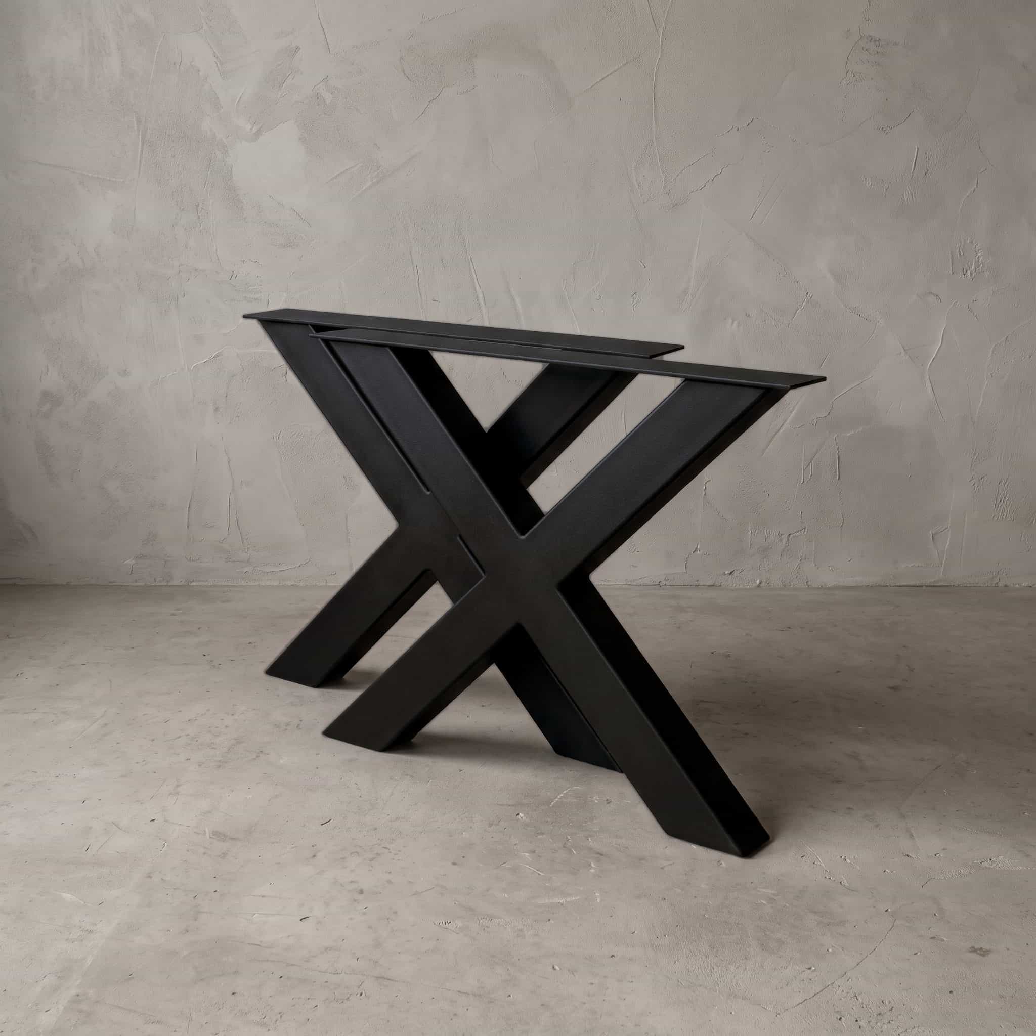 Onderstel X van metaal, gepoedercoat stalen tafelonderstel in Jet Black Fine Texture, schuin vooraanzicht met een tweede ernaast
