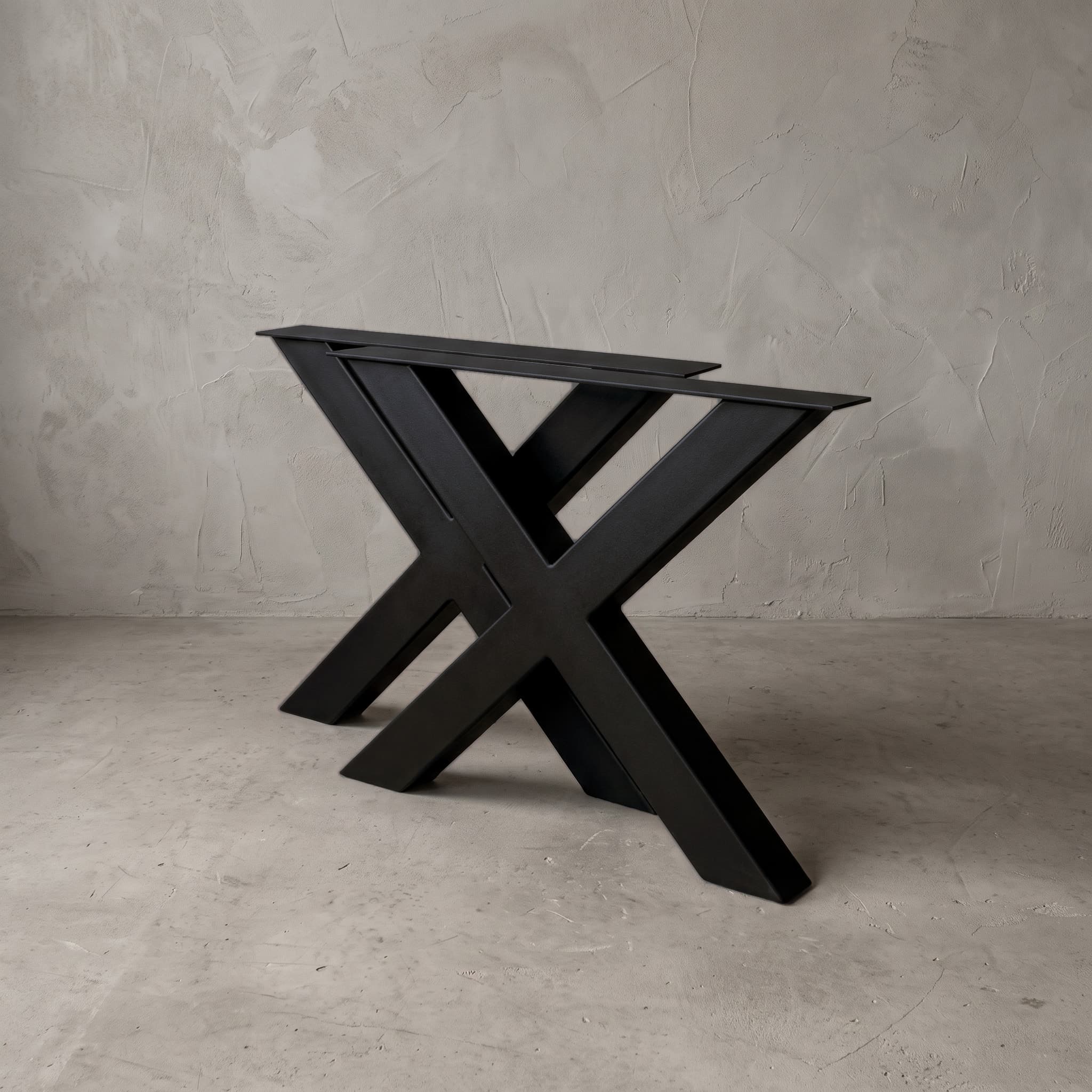 Onderstel X van metaal, gepoedercoat stalen tafelonderstel in Jet Black Fine Texture, schuin vooraanzicht met een tweede ernaast