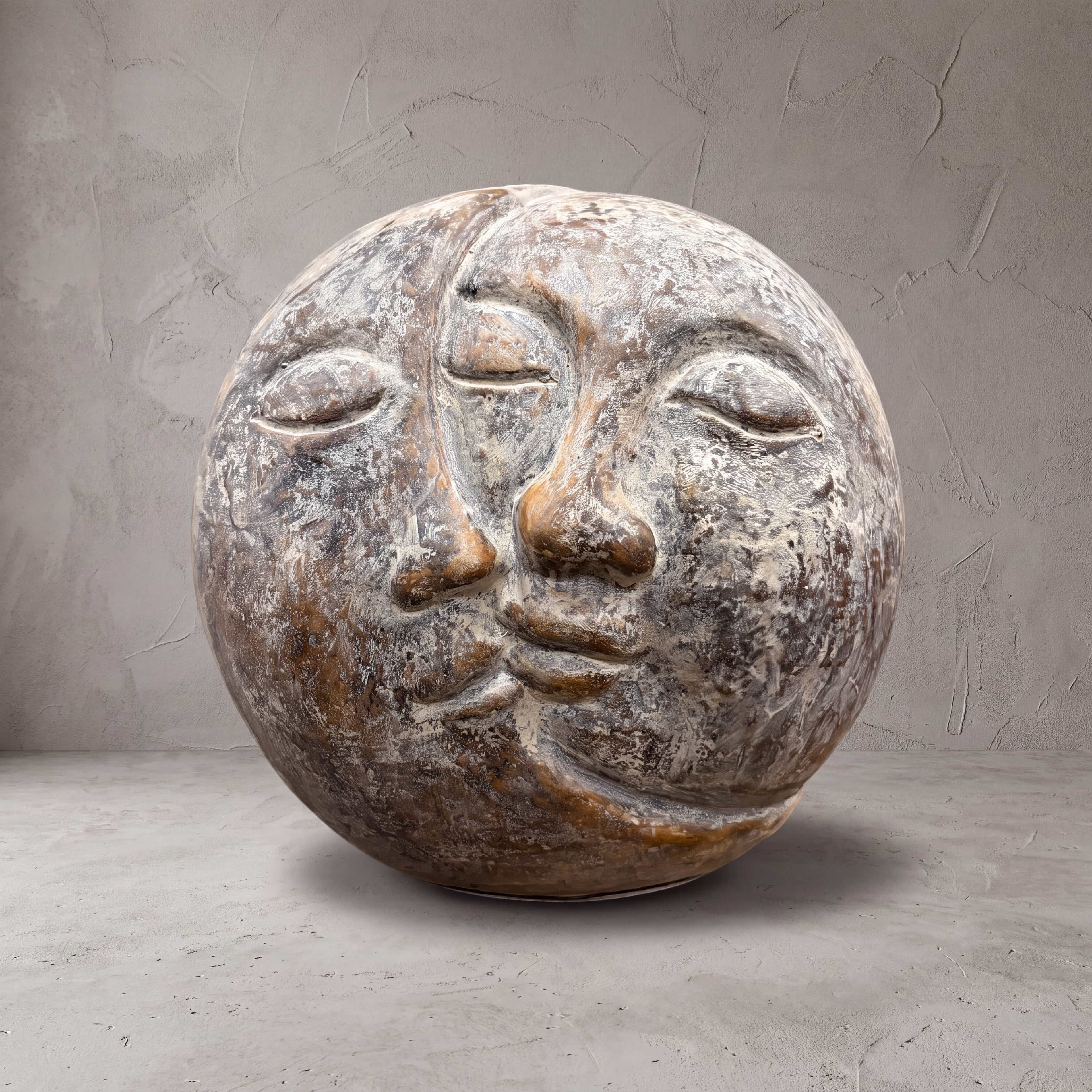 Beeld Moon van polystone, twee gezichten, vooraanzicht van de bol waarop de gezichten elkaar raken