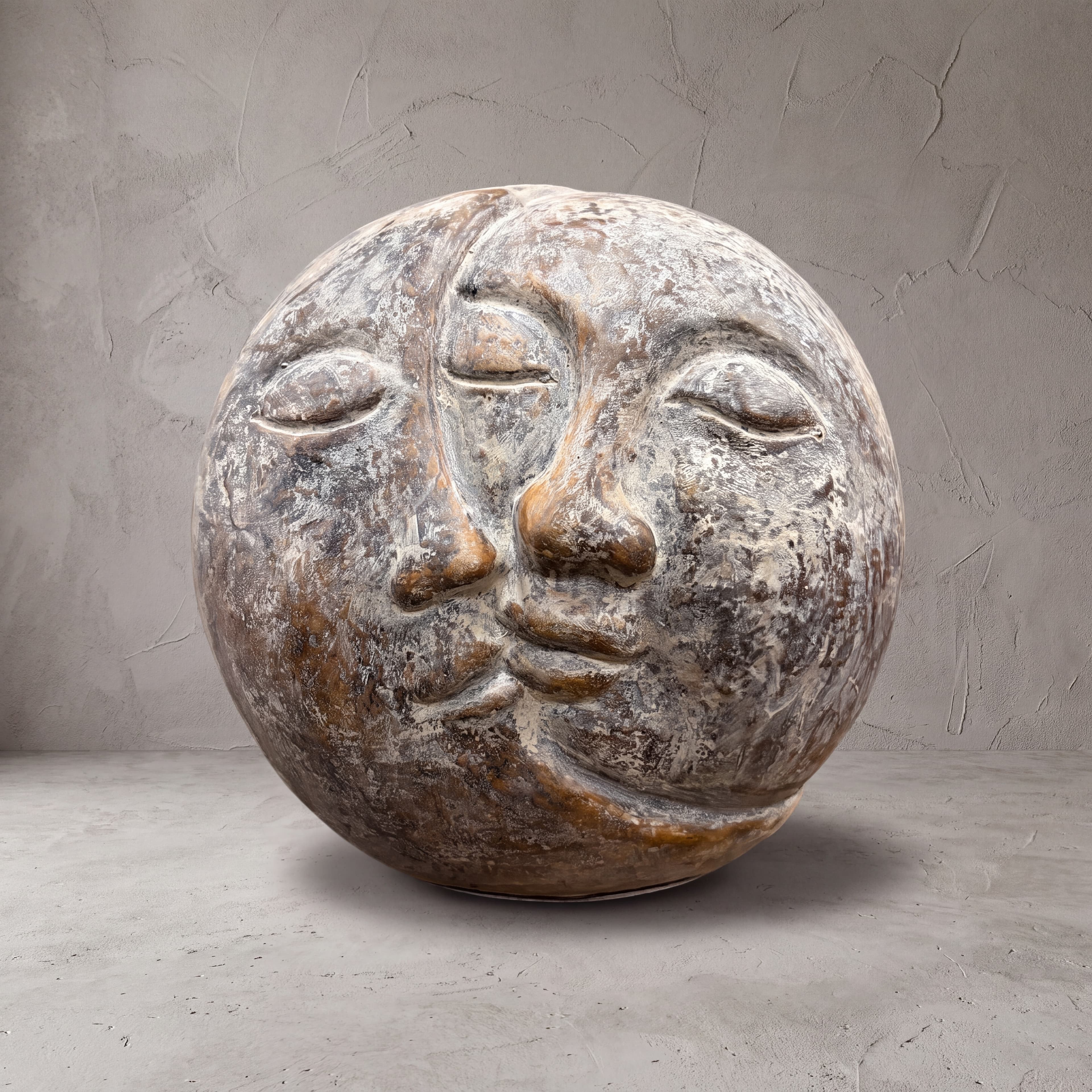 Beeld Moon van polystone, twee gezichten, vooraanzicht van de bol waarop de gezichten elkaar raken