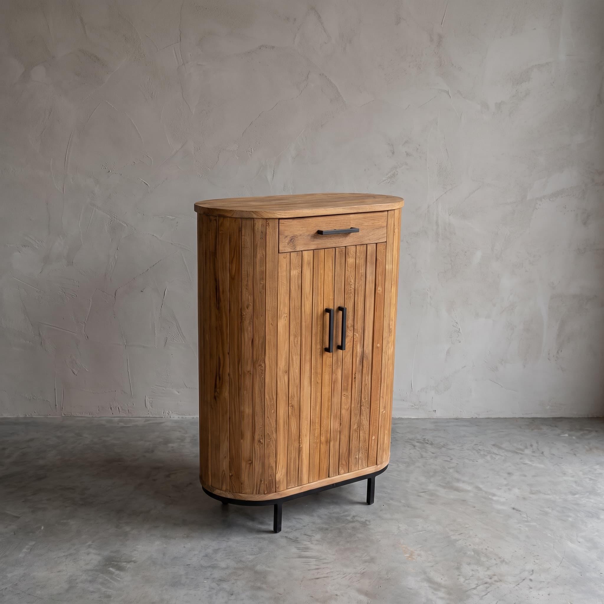 Hoog dressoir Kira van gerecycled teak en metaal, schuin vooraanzicht met lade, twee deuren en zwart onderstel