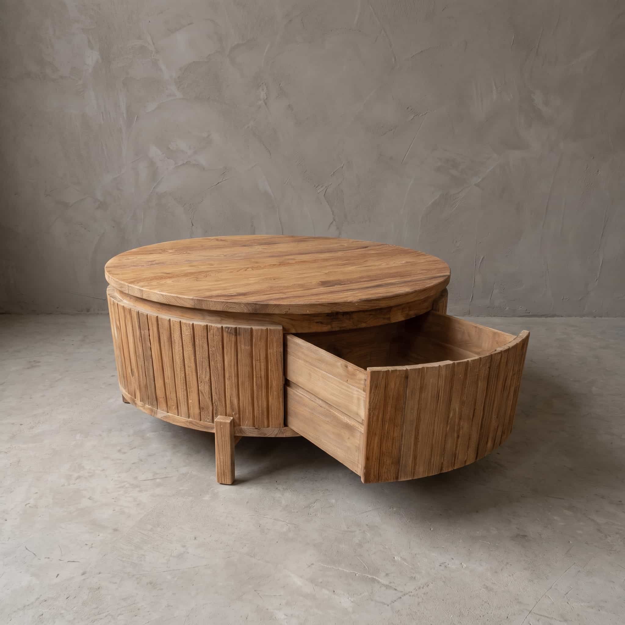 Salontafel Kira van gerecycled teak, met houten poten, schuin vooraanzicht met de lade uit de ronde onderbouw getrokken
