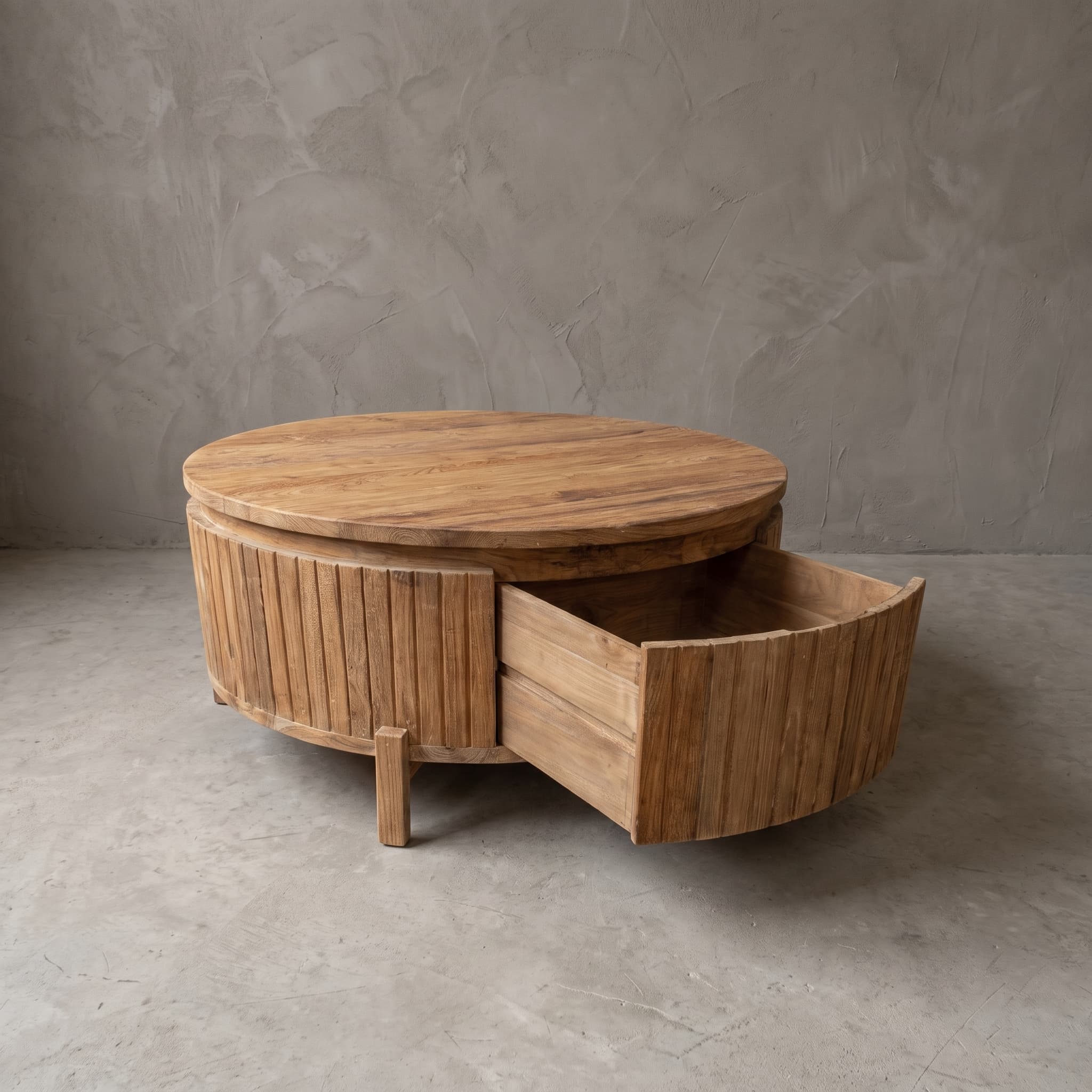 Salontafel Kira van gerecycled teak, met houten poten, schuin vooraanzicht met de lade uit de ronde onderbouw getrokken