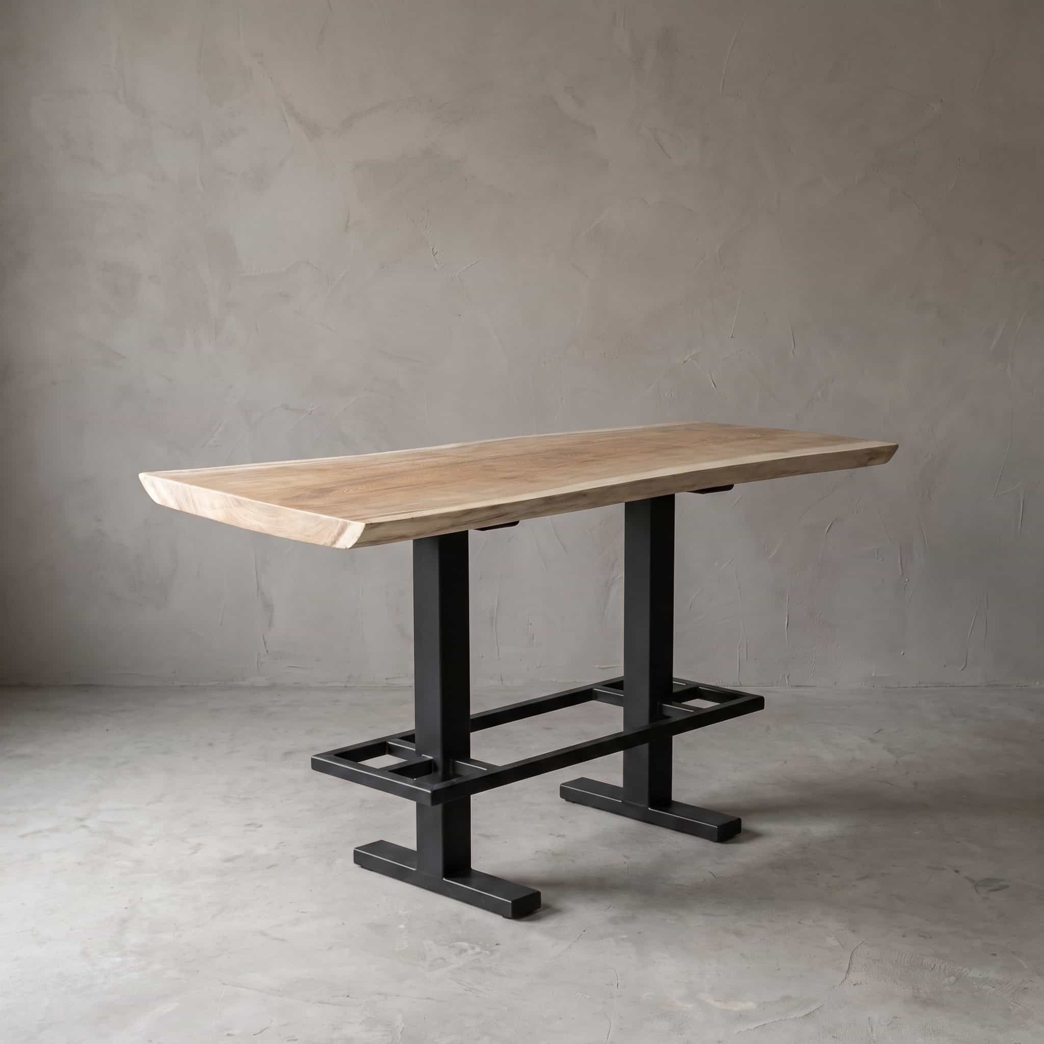 Suar tafelblad op het stalen baronderstel Jeroen, gepoedercoat in Jet Black Fine Texture.