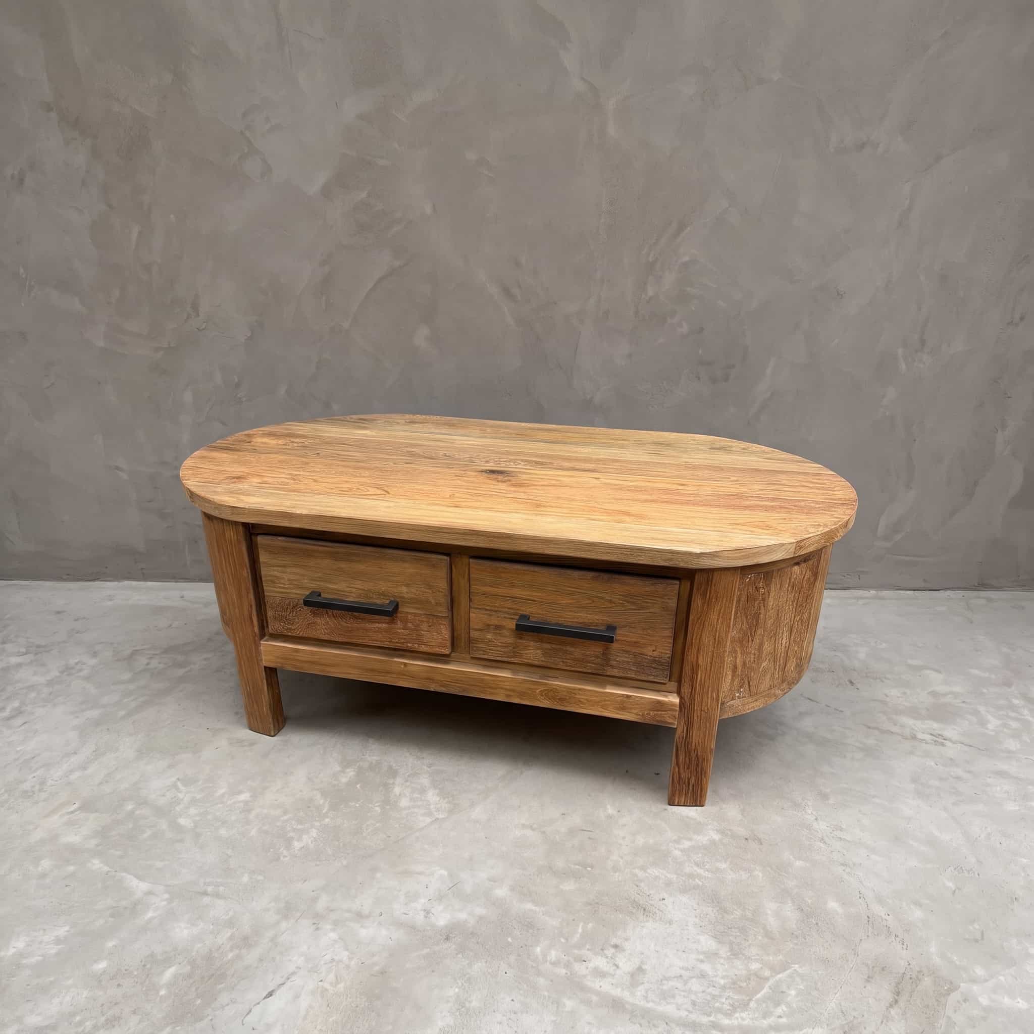 Salontafel Kira van gerecycled teak en metaal, schuin vooraanzicht met twee lades en een blad met afgeronde uiteinden