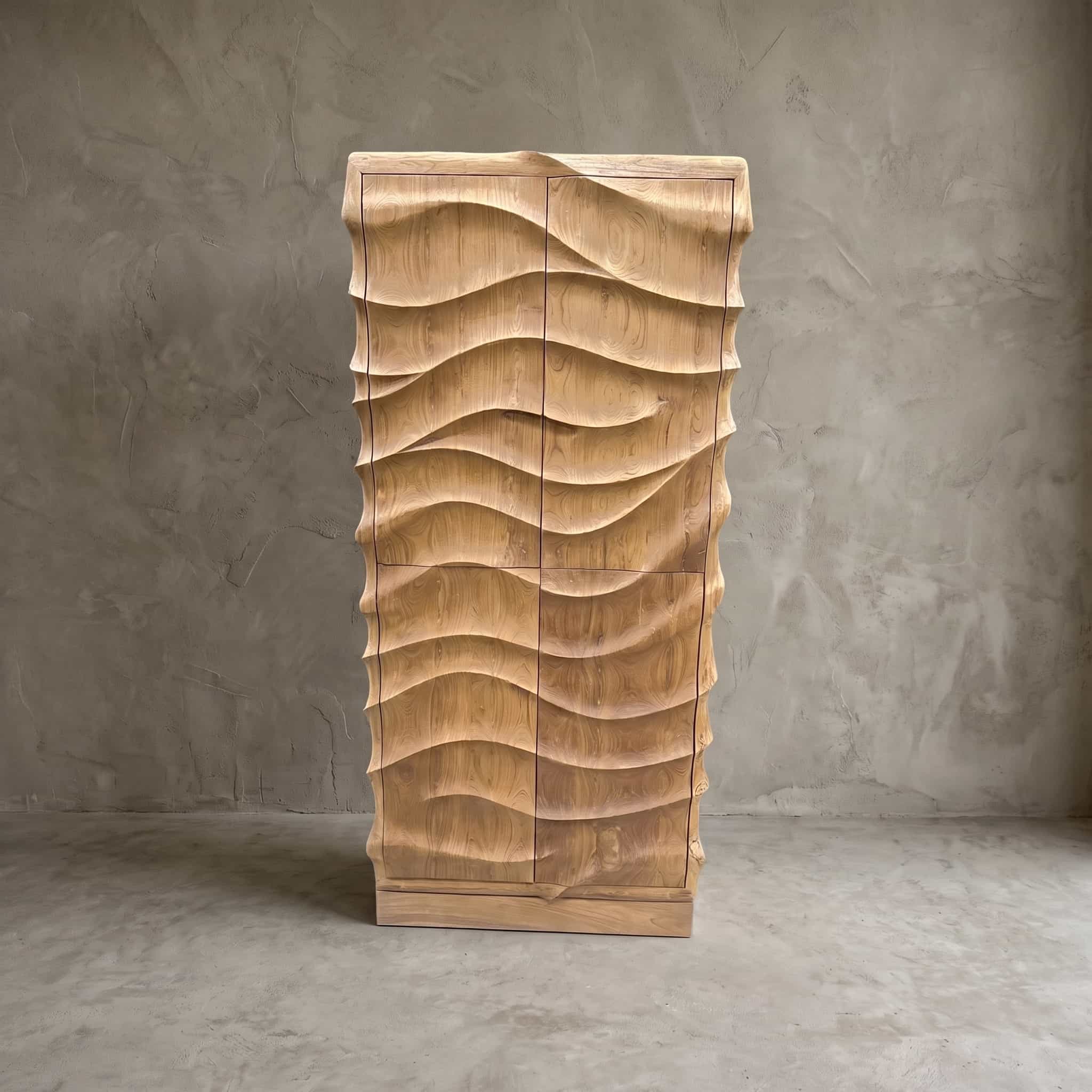 Kast Wave van teak, 210 cm hoog, vooraanzicht van vier deuren met gesneden horizontale golven, voor een betonnen muur