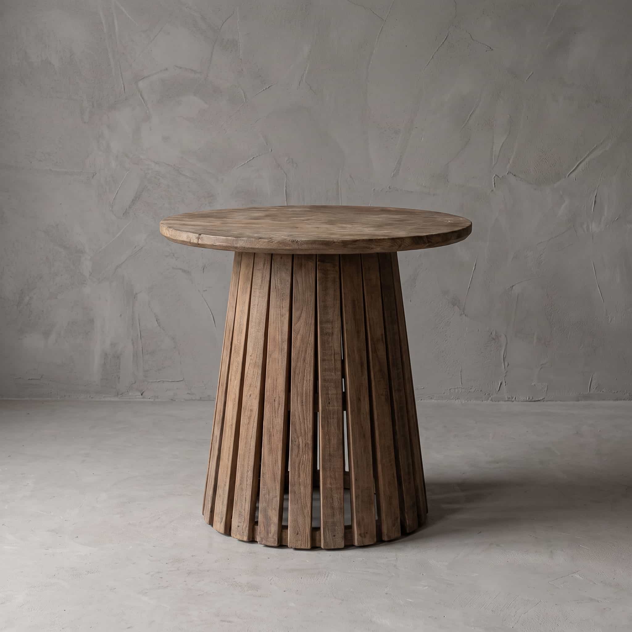 Onderstel Balok Meja van gerecycled hardhout, vooraanzicht van de verticale latten in een kring, met een rond blad erop