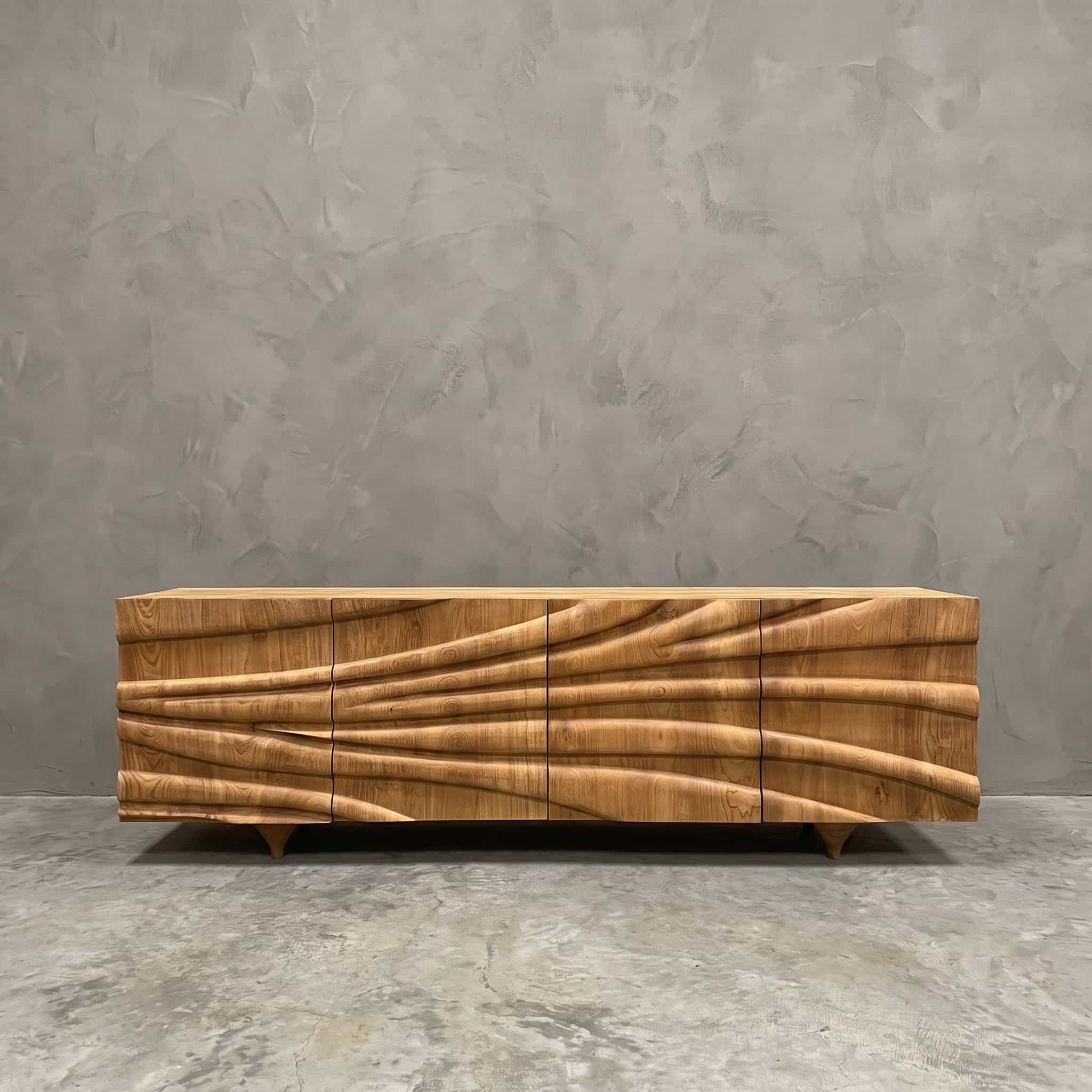 Tv-meubel Wave van teak, vooraanzicht met gesneden horizontale golven over vier deuren op korte poten
