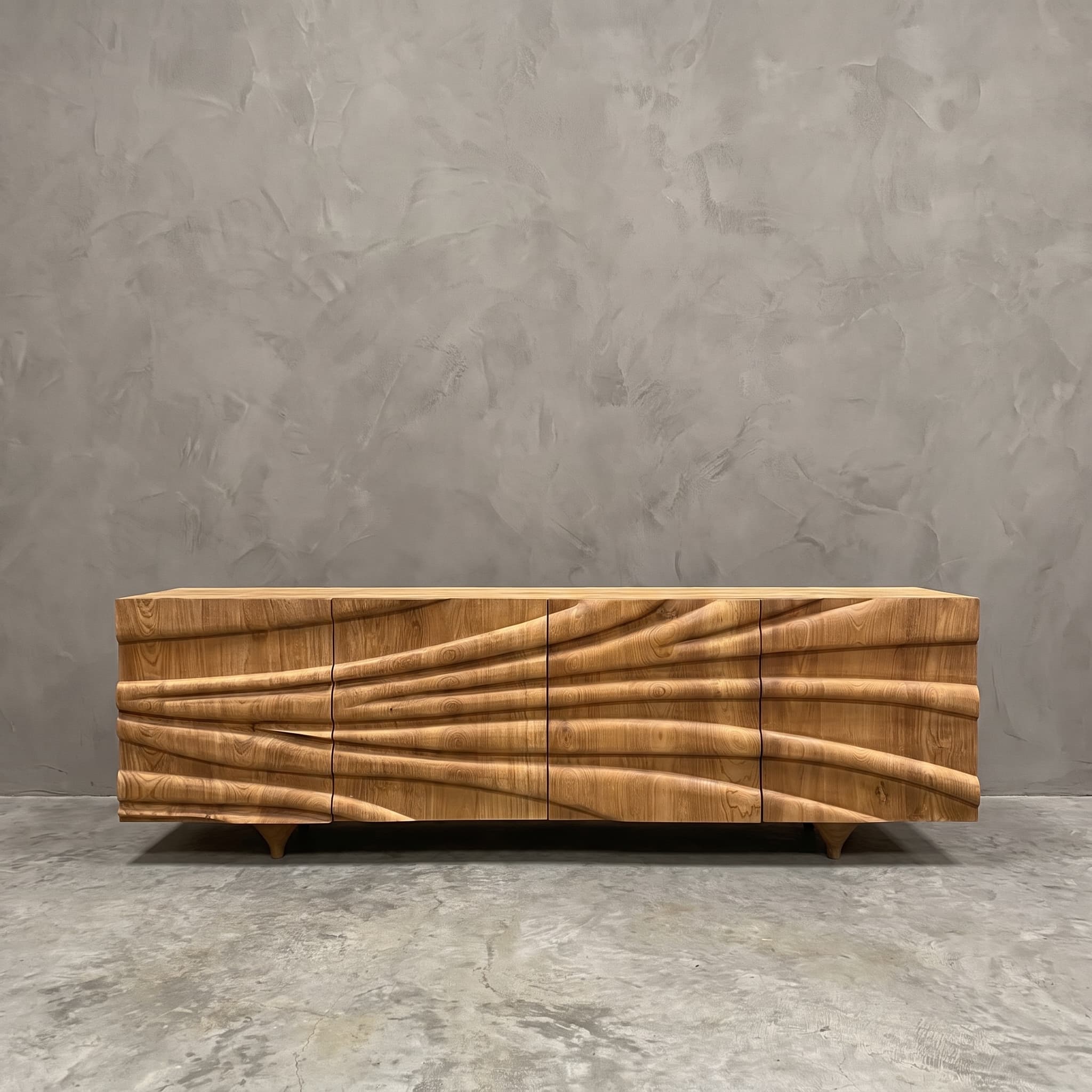 Tv-meubel Wave van teak, vooraanzicht met gesneden horizontale golven over vier deuren op korte poten
