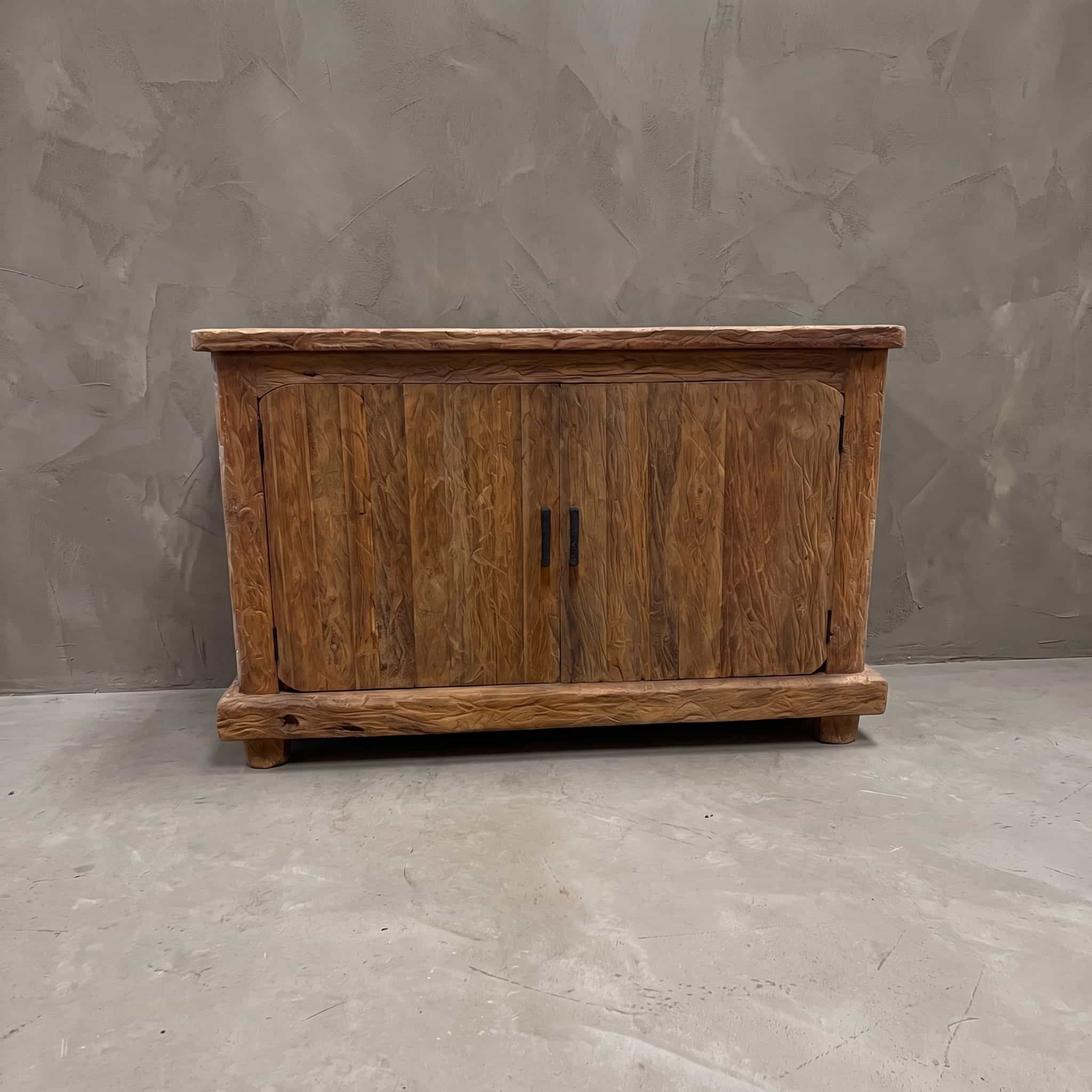 Dressoir Flintstone Tulang van teak, vooraanzicht met golvende groeven over de deuren en twee dunne, donkere grepen