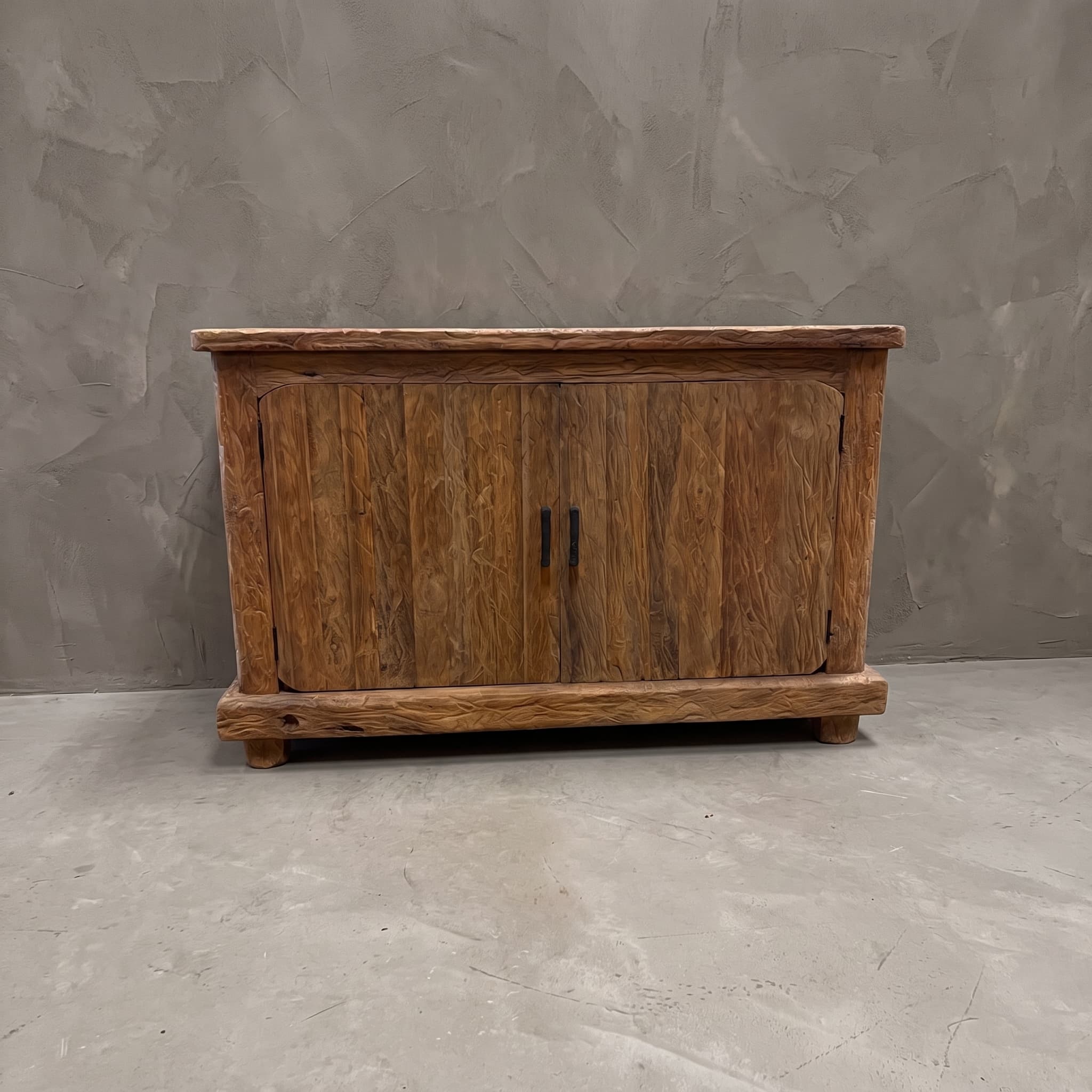 Dressoir Flintstone Tulang van teak, vooraanzicht met golvende groeven over de deuren en twee dunne, donkere grepen