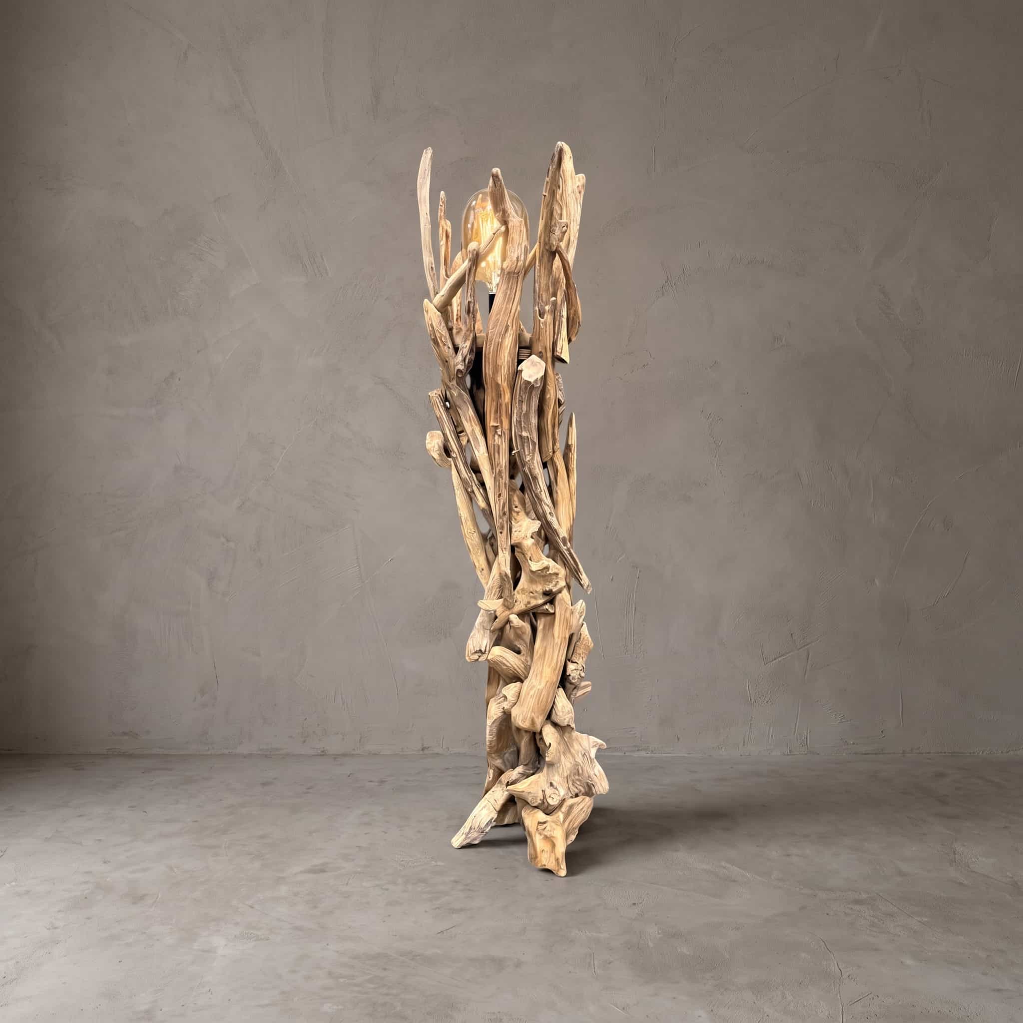 Lamp Rami van teak, teakhouten lamp die naar boven uitloopt, van grillige stukken tak, vooraanzicht