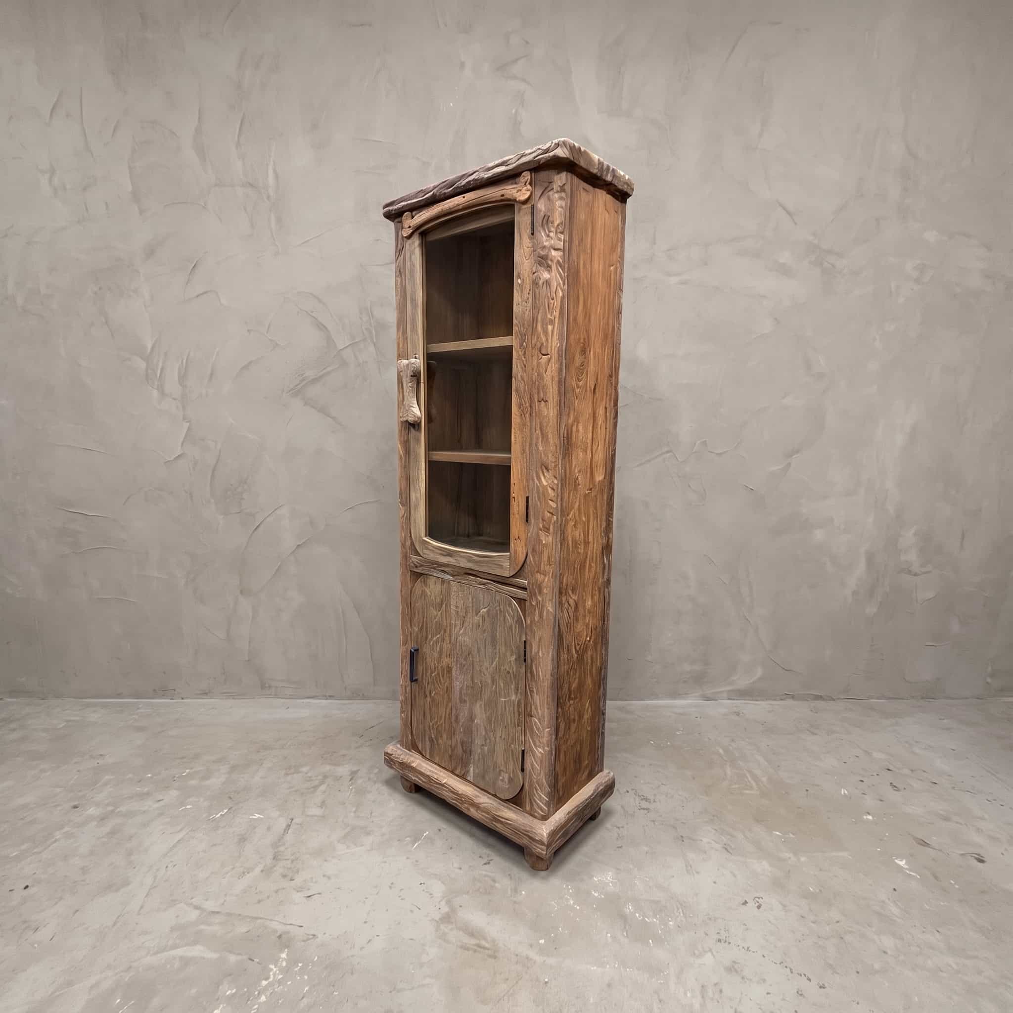 Kast Flintstone van teak, met glas, schuin vooraanzicht van de glazen bovendeur en de houten onderdeur