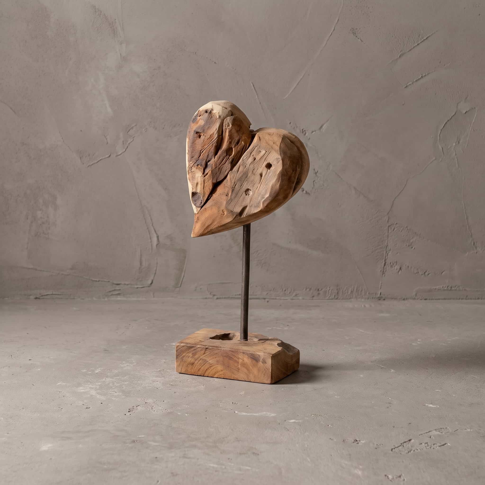 Sokkel Papan van gerecycled teak, hart, schuin zijaanzicht van het bolle hart op de staaf in de voet, voor een grijze wand