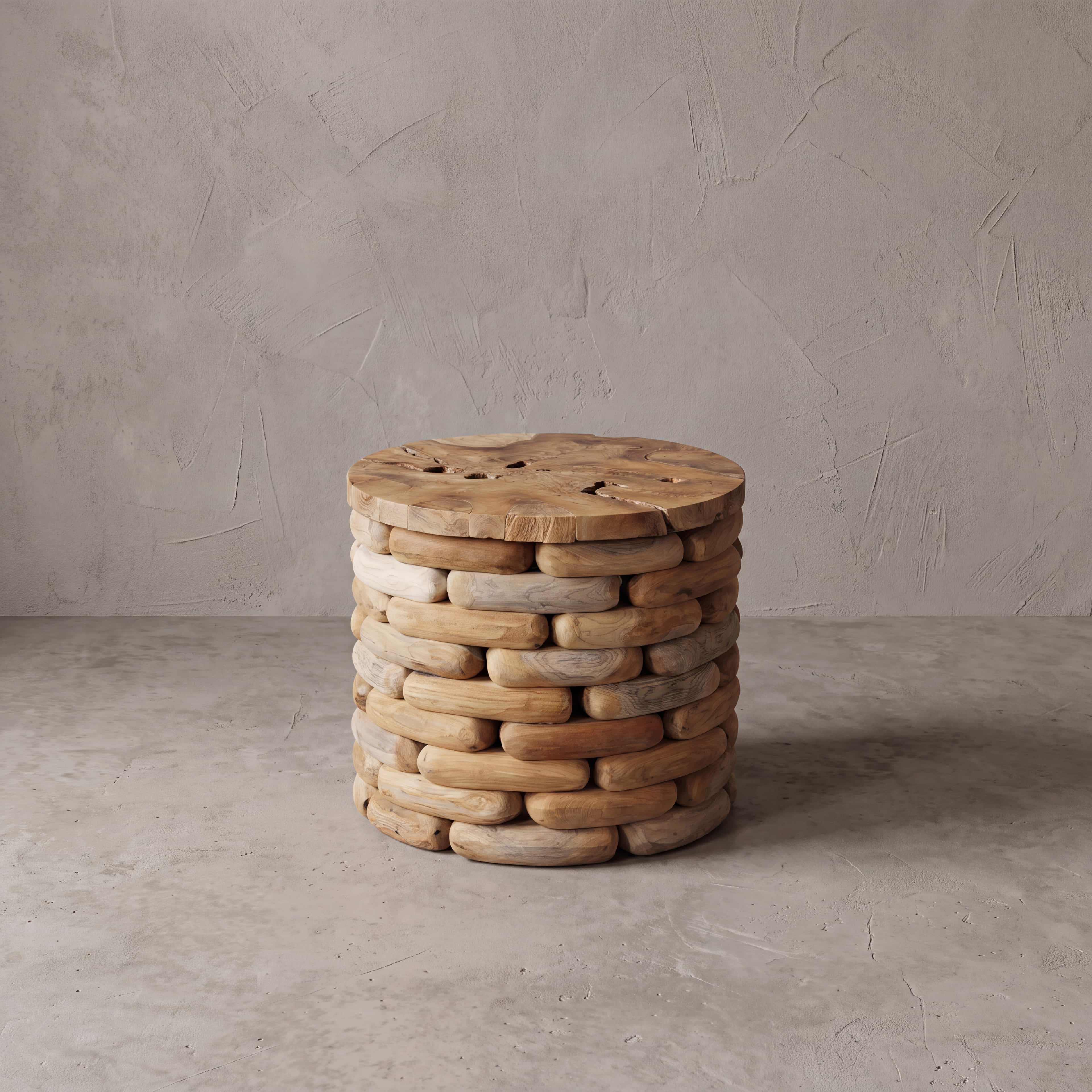 Salontafel Arunja van gerecycled teak, rond, in maat Ø 60 cm, vooraanzicht van de gestapelde blokjes onder het blad
