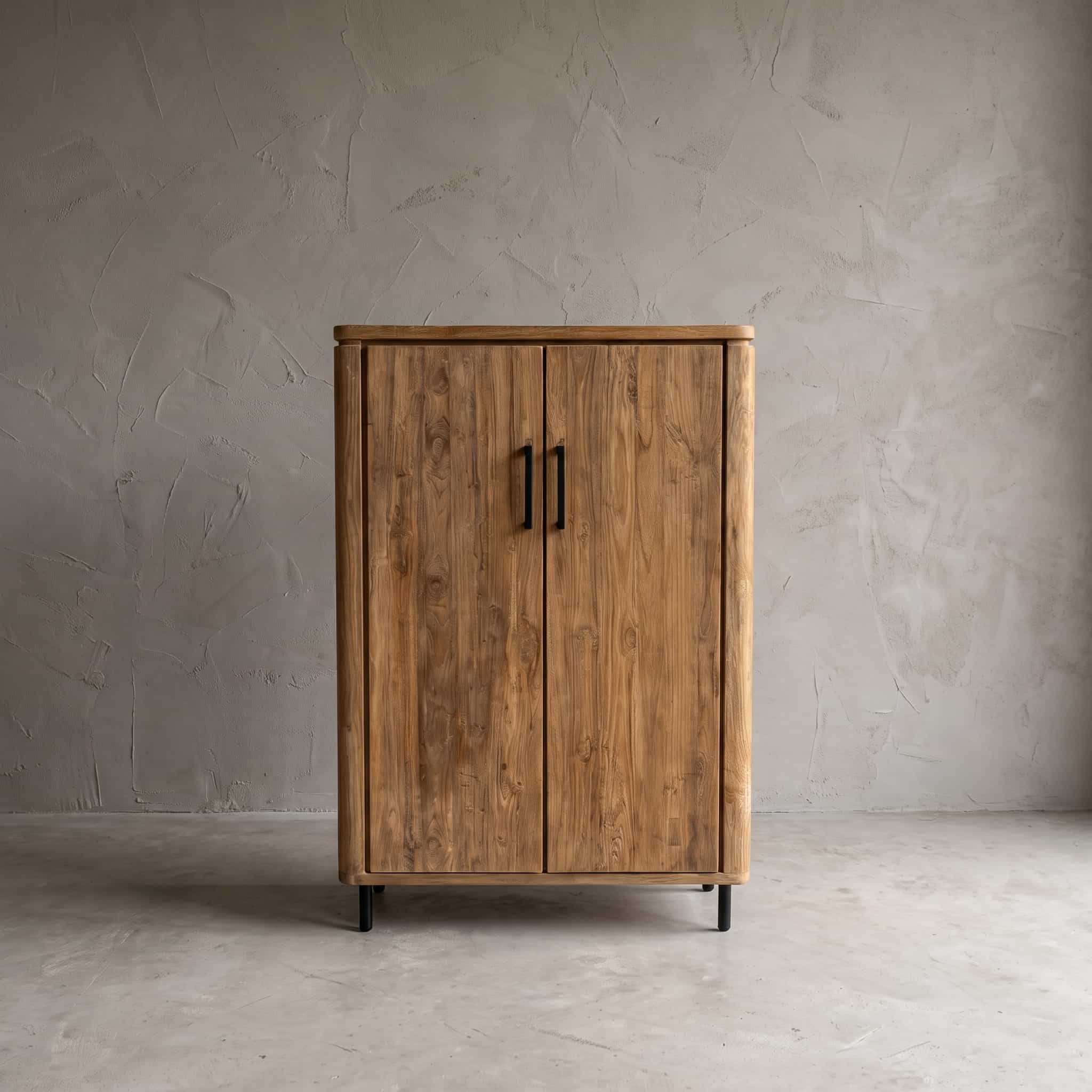 Hoog dressoir Lena van teak, vooraanzicht van de twee deuren met zwarte grepen op dunne, zwarte poten