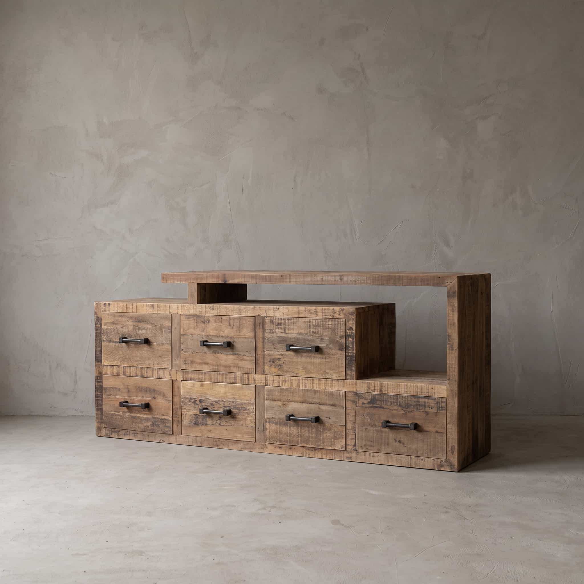 Dressoir Balok van gerecycled hardhout, 7 lades, schuin vooraanzicht met twee rijen lades en een dun blad erboven