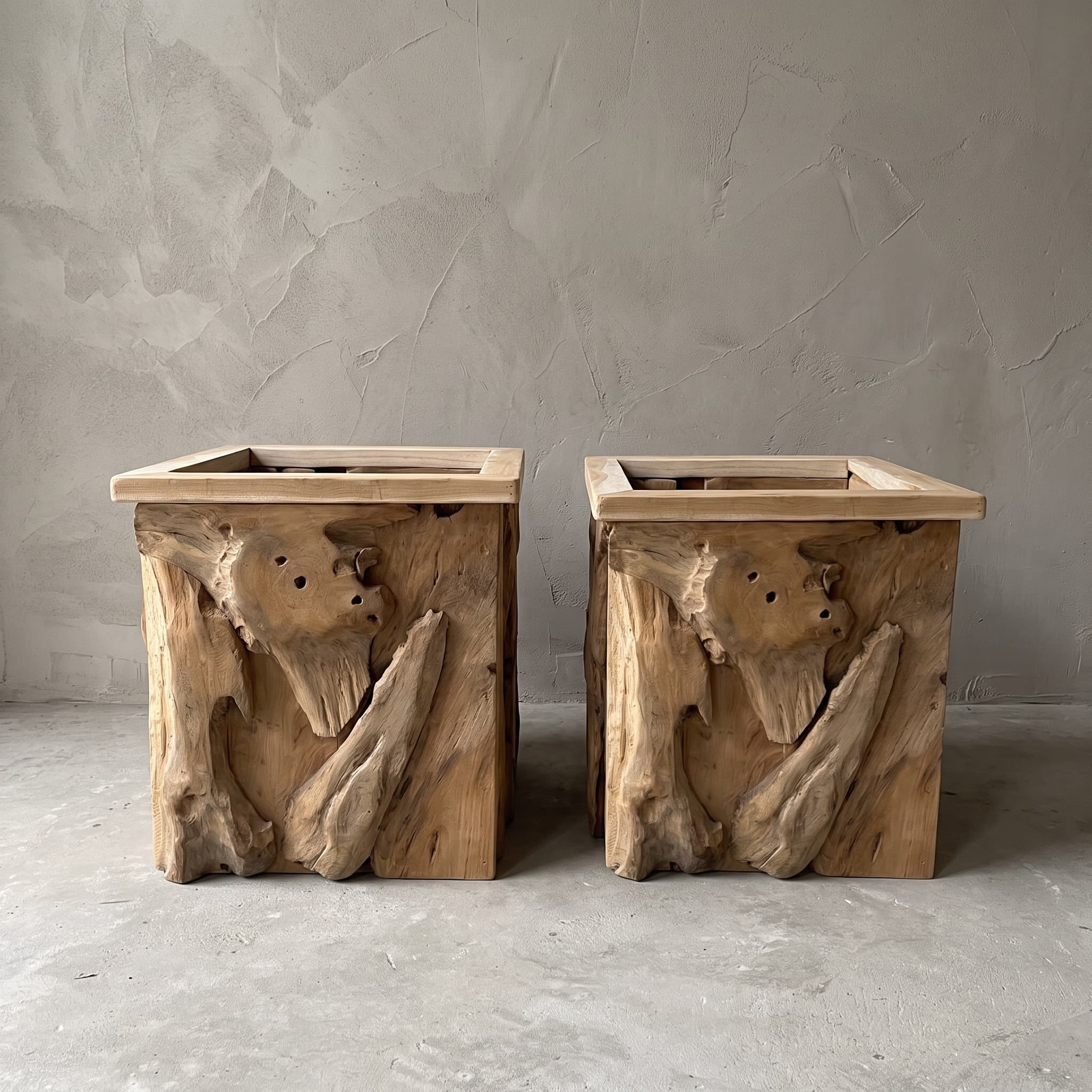 Pot Jono van gerecycled teak, vierkant, 50 cm, twee potten naast elkaar met grillige stukken hout en een rand van latten