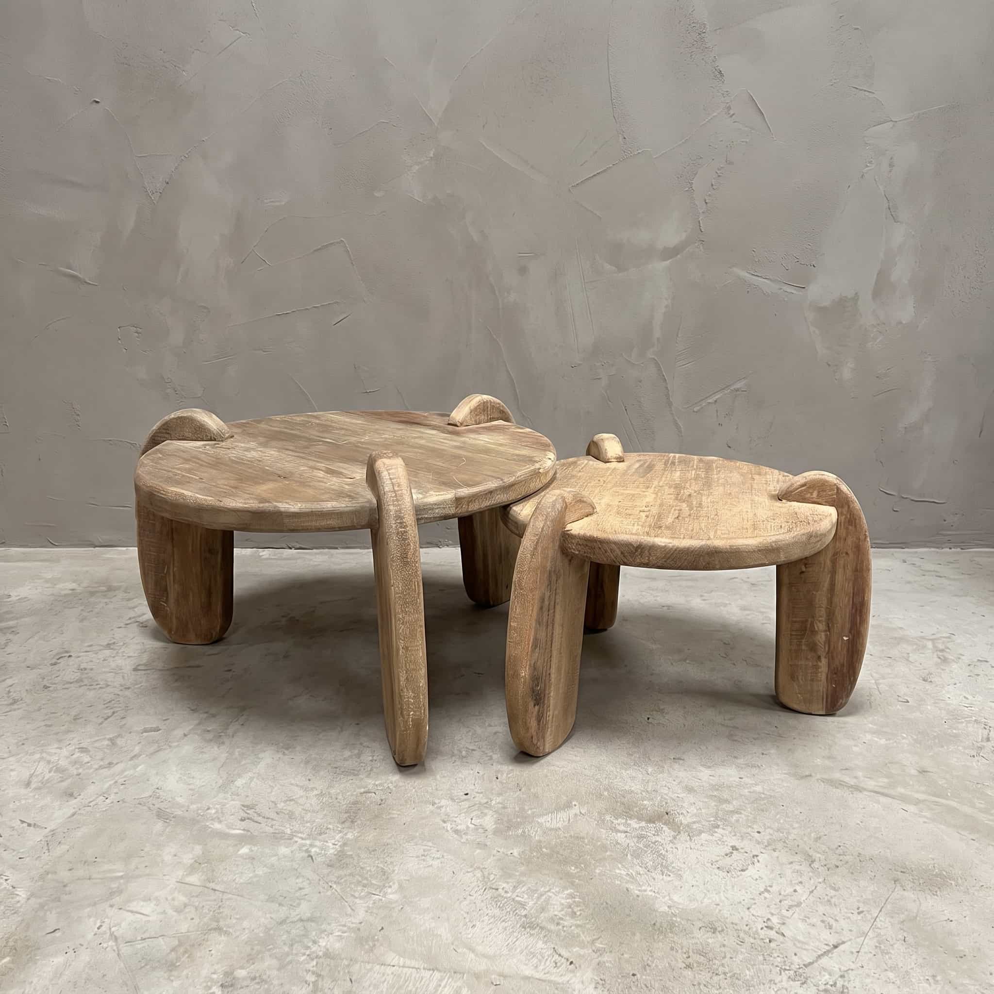 Salontafel Balok Kodok van gerecycled hardhout in maat 60/80 cm, twee ronde tafels met elk drie poten naast elkaar