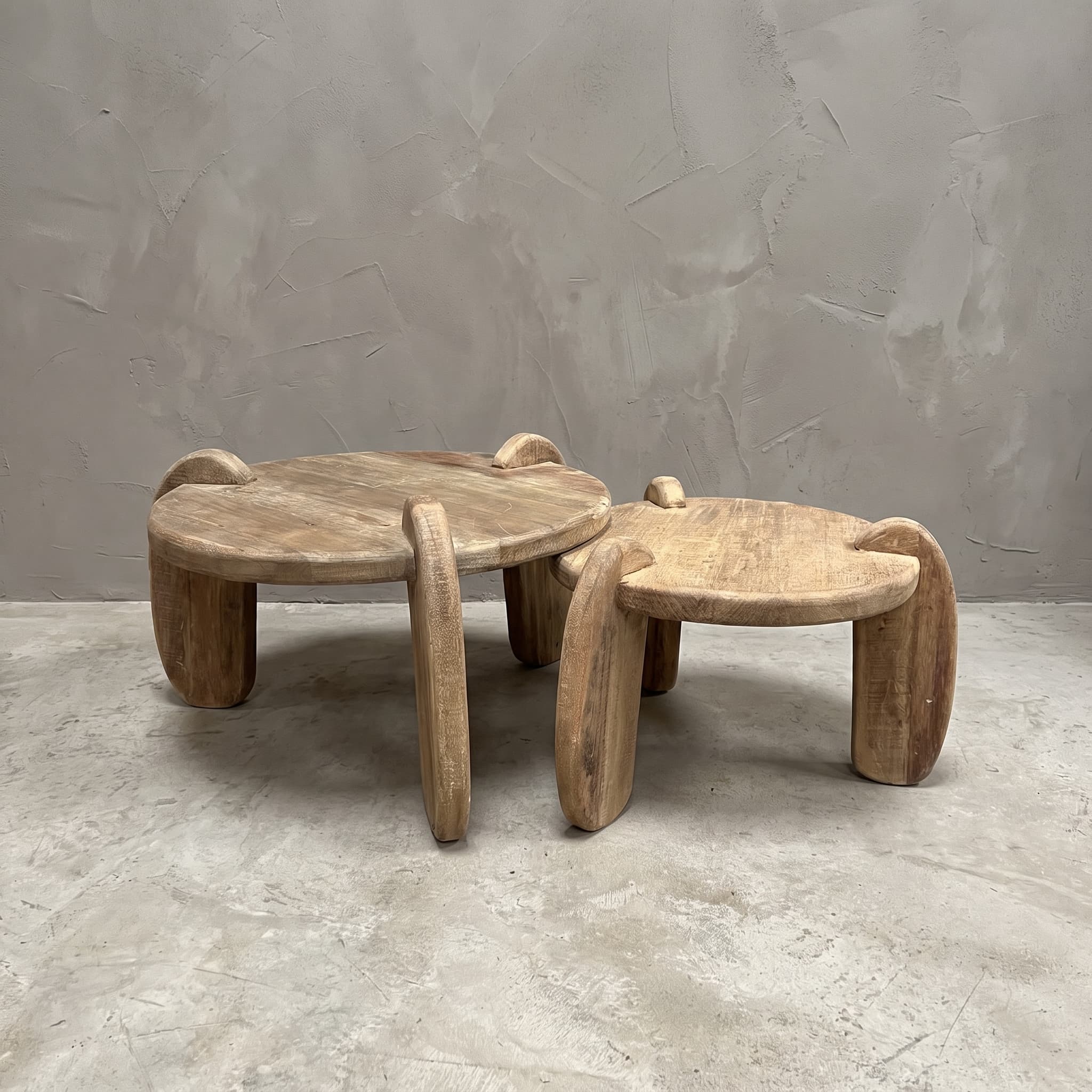 Salontafel Balok Kodok van gerecycled hardhout in maat 60/80 cm, twee ronde tafels met elk drie poten naast elkaar
