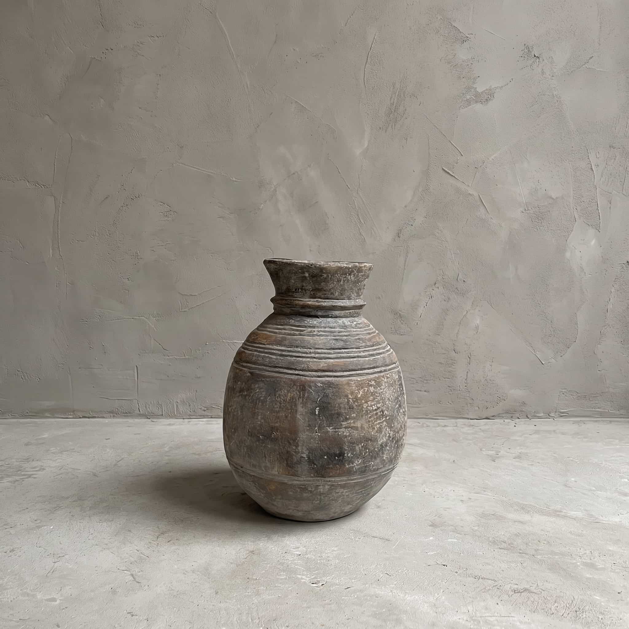 Pot Kendil van polystone, vooraanzicht van de bolle pot met een smalle hals en horizontale groeven