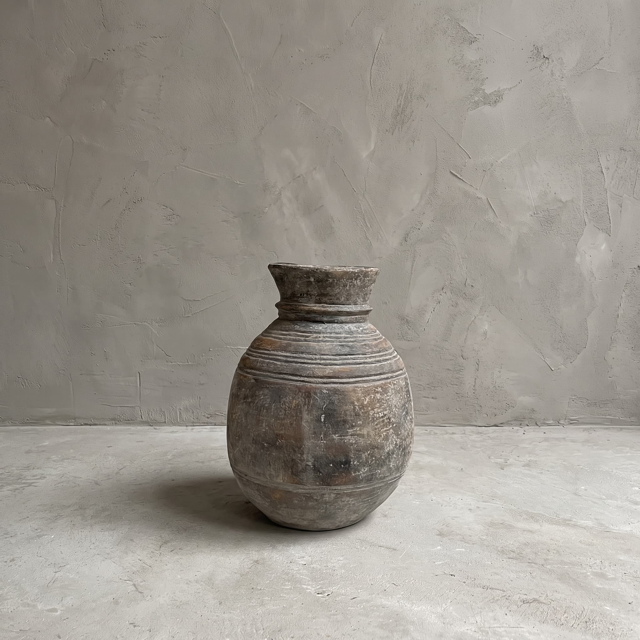 Pot Kendil van polystone, vooraanzicht van de bolle pot met een smalle hals en horizontale groeven